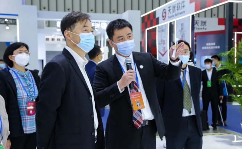 江蘇省工信廳副廳長(zhǎng)池宇視察亨通展臺(tái)(圖1) 江蘇省工信廳副廳長(zhǎng)池宇視察亨通展臺(tái)(圖1)