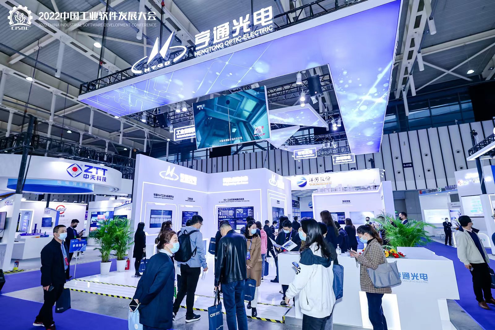 江蘇省工信廳副廳長(zhǎng)池宇視察亨通展臺(tái)(圖2) 江蘇省工信廳副廳長(zhǎng)池宇視察亨通展臺(tái)(圖2)